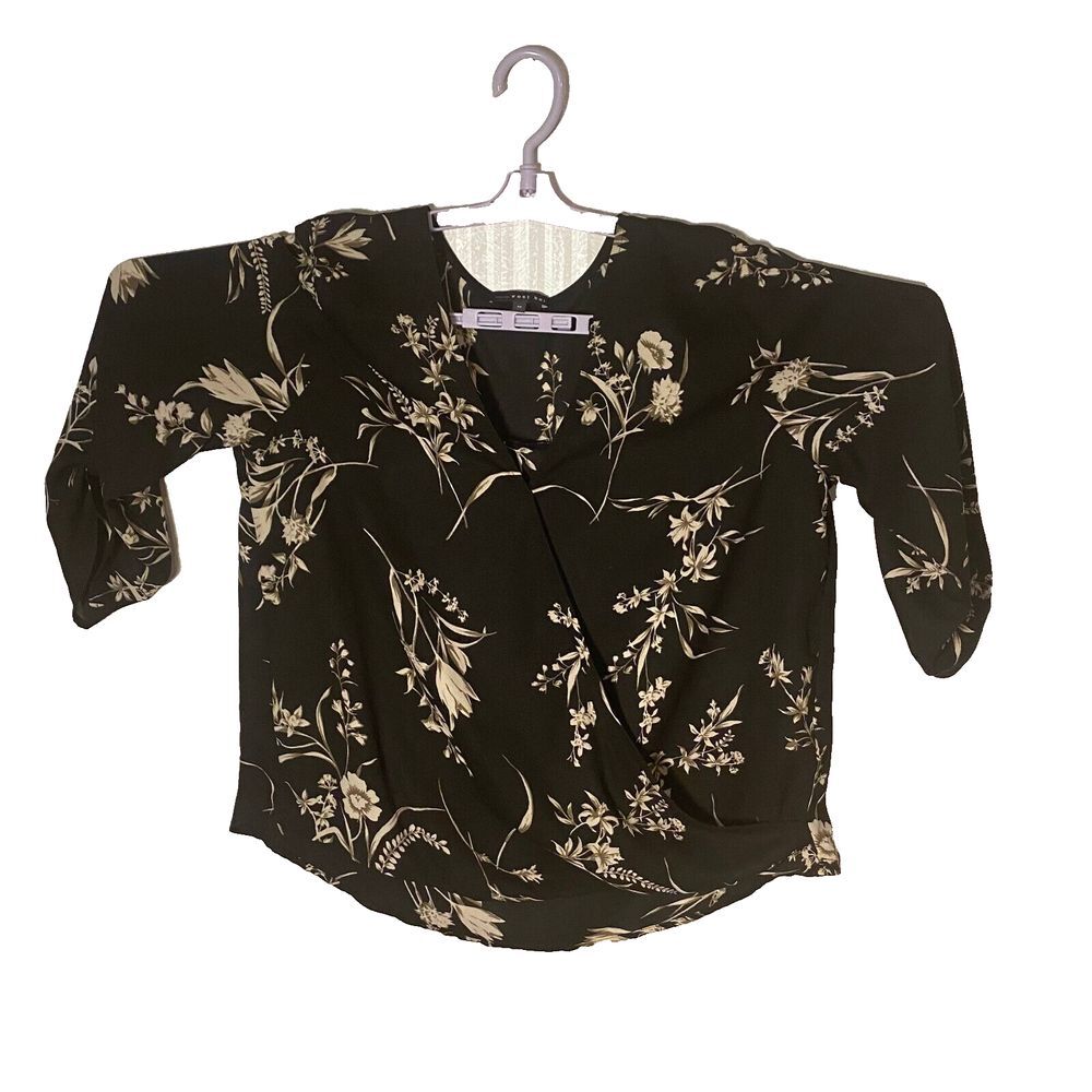 West‎ Kei Blouse Women's Size M Black Gold 100% Polyester V-Neck Classic